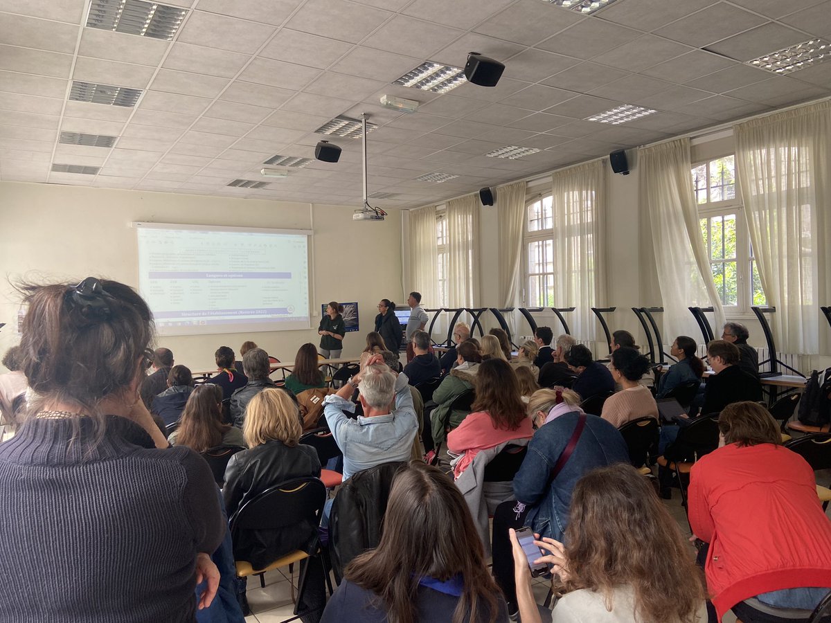 75004Fcpe's tweet image. Forte affluence ce matin au collège #Charlemagne pour la formation #affelnet auprès des parents de nos collégiens. Merci @fgaume pour ces explications très clairs et aux représentants #FCPE des lycées présents @FcpeULCentre @UL11fcpe @FCPEParisUL13 @FCPE_Paris