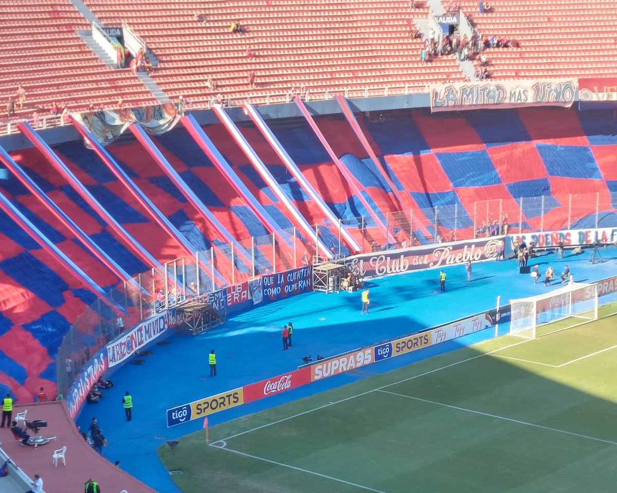 Fedearias77's tweet photo. En Gradería Norte hinchas de Cerro Porteño hacen la prueba del despliegue de esta gigante bandera. @guaira_pisos con los mejores materiales de revestimiento. https://t.co/JnbeJfEK5i
