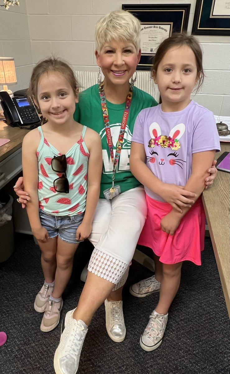 DrKarenReach's tweet photo. Spending time with our most precious students is beyond joyful = WE 💜💙💚🧡 our little Eagles &amp; Student Leaders! 😊📚🍎💟🦅 #childrenfirst @Woodland_JCS @woodlandptajc @TheLeaderinMe @jcityTNschools https://t.co/qpyAOSoMmN