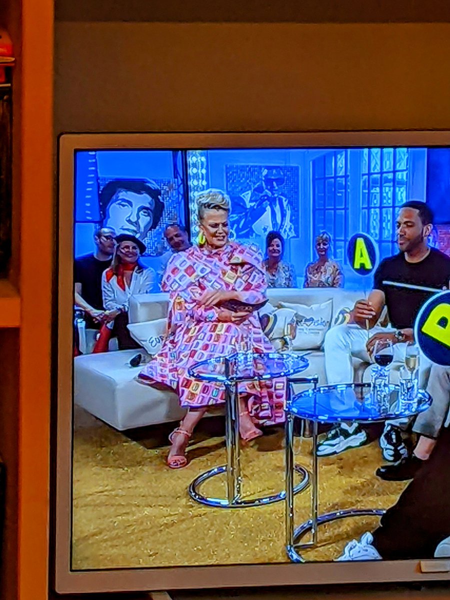 Barbara Schöneberger trainiert schon mal für ihre Rolle als die Maccarona Macarron im Sequel zu Willy Wonka #Eurovision2023 👍👍