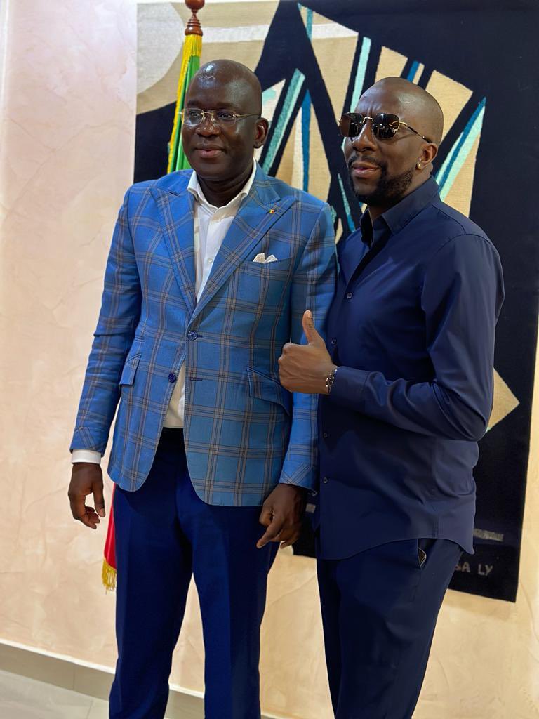 Une première journée à Dakar qui fut très fructueuse!!
Après une conférence de presse de folie avec toute l’équipe du Dakar Fait Sa Comedy, j’ai eu l’honneur d’être reçu par Madame Ndeye Khoudia Diagne, Directrice des Arts du Sénégal et son excellence Monsieur Aliou Sow, Ministre