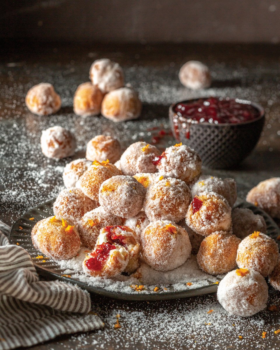 Raspberries are back in stock at the stores, so grab some and make these delicious doughnut holes. 
bit.ly/3W1k1Ik
#southerncastiron #castironcooking #castironbaking #castironrecipe #donutholes #raspberrybaking