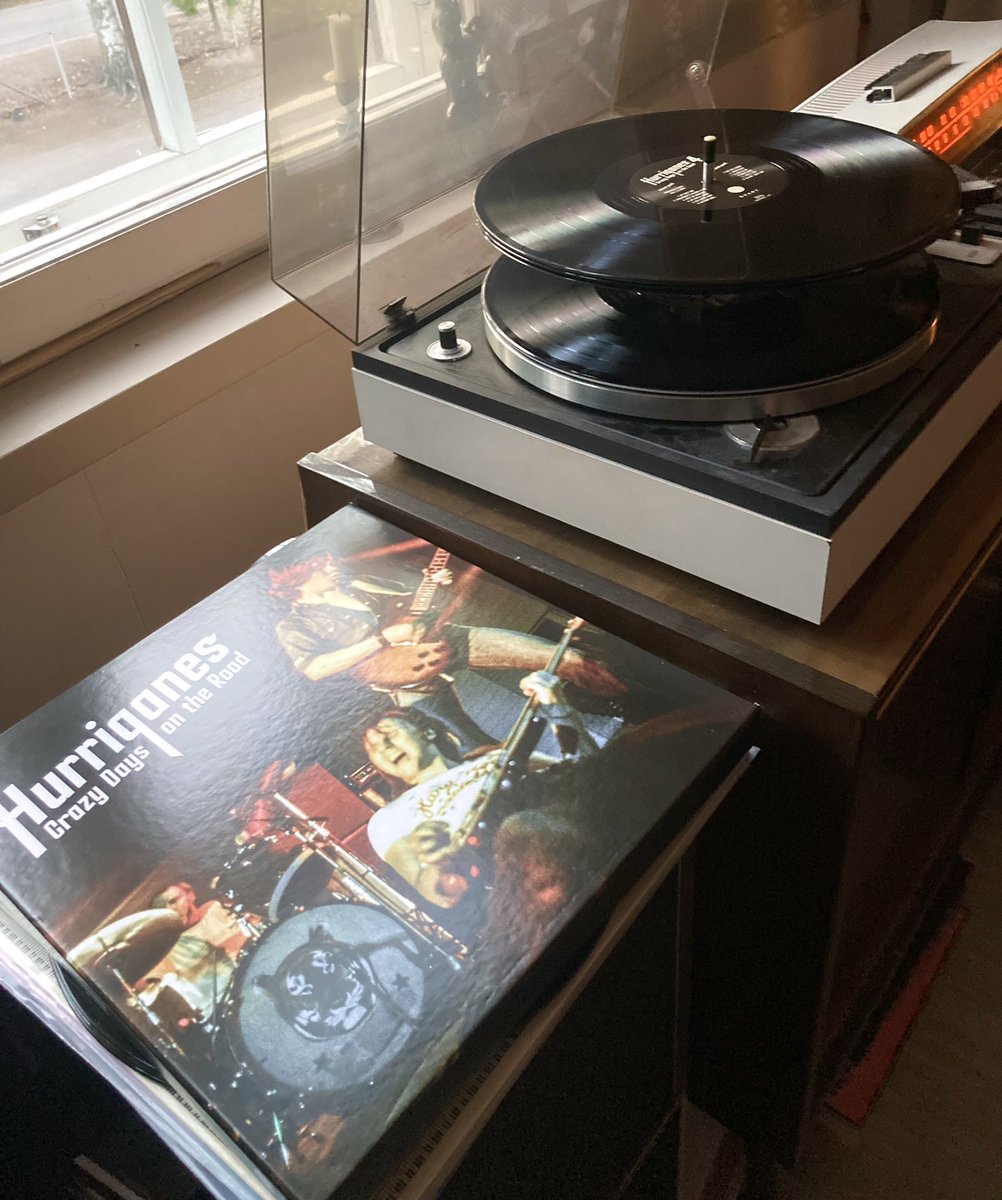 muatiaiskissa's tweet image. Taitaapa olla paras näistä Ganesin nauhotetuista keikoista tehdyistä julkaisuista. 
Se oikea Hurriganes. 
Livenä Joensuussa kuullut 1976 hämmentyneenä 11 v pikkujätkänä jossain ammattikoulun yläritsillä, jonne päästiin kaverin isän kanssa.
#hurriganes 
#crazydaysontheroad