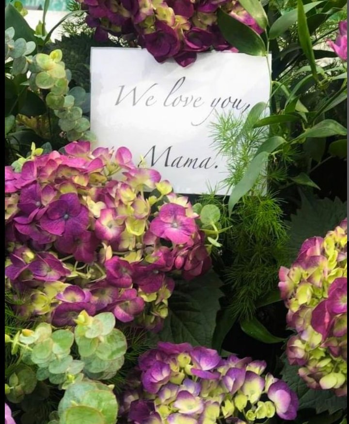 lmpsource's tweet photo. Lisa's daughters (Riley, Harper and Finley) sent flowers to LMP in honor of Mother's Day
The card says: "We love you Mama". https://t.co/H2hpdyI5en
