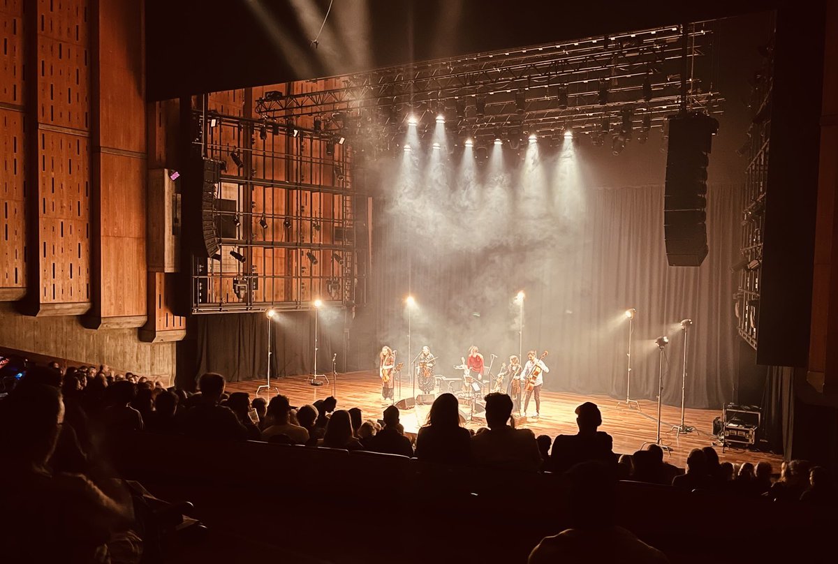 drwb12's tweet photo. Superb concert at ⁦@southbankcentre⁩ this evening, bringing together acoustic and electric guitars, violin, and cello. Just £10 to experience something that I wouldn’t usually book for. Bravo #ManchesterCollective and #SeanShibe! 👏👏 https://t.co/UyrOkznnWM