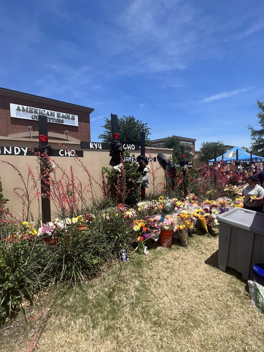 Ant_Montoya's tweet photo. Ive been at a loss of words this entire week. The feeling is heavy. I can see the outlets from my storefront & It saddens me that something of this magnitude has occurred yet again. My condolences, my prayers & my love go out to those affected #PrayForAllen #RIPAngels ππΌποΈππ https://t.co/2kfifxCYXx