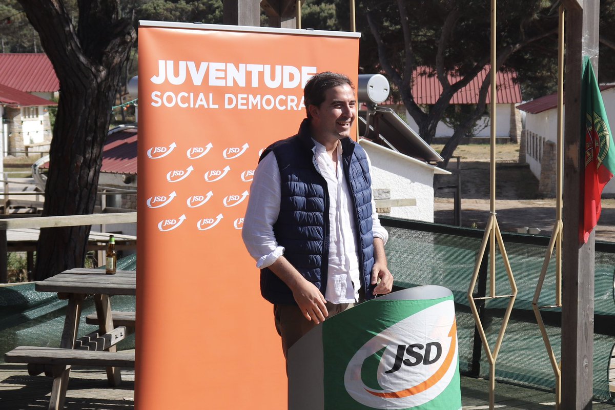 JSDPortugal's tweet photo. 📍O Alexandre Poço marcou presença na Tomada de Posse da JSD Sintra, para a qual foi reeleito o companheiro Rúben Bexiga como Presidente da Concelhia.
A CPN da JSD deseja um excelente trabalho aos novos órgãos concelhios eleitos.
#JSD #JSDSintra #NaLinhadaFrente https://t.co/zNg60TRtZR