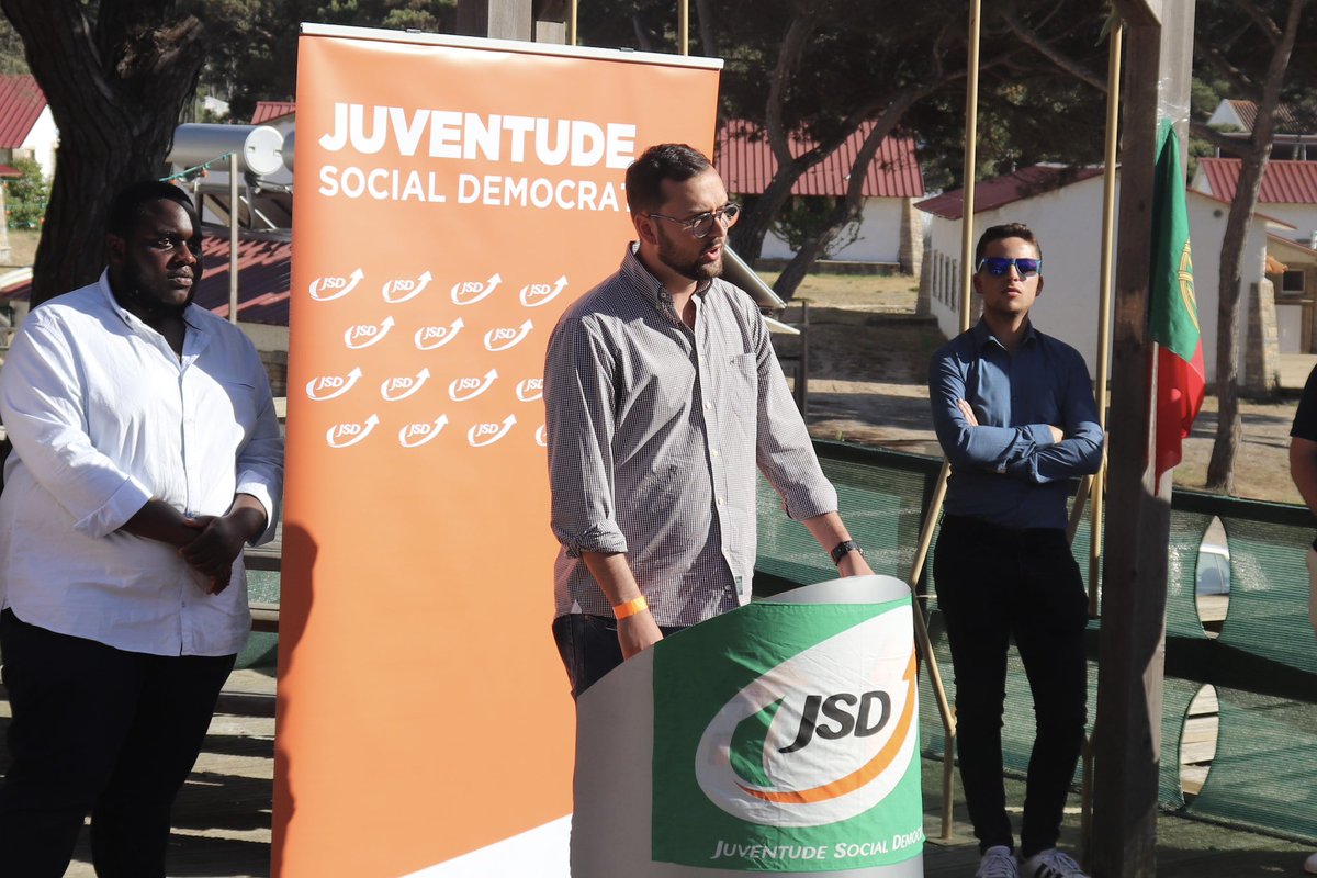 JSDPortugal's tweet photo. 📍O Alexandre Poço marcou presença na Tomada de Posse da JSD Sintra, para a qual foi reeleito o companheiro Rúben Bexiga como Presidente da Concelhia.
A CPN da JSD deseja um excelente trabalho aos novos órgãos concelhios eleitos.
#JSD #JSDSintra #NaLinhadaFrente https://t.co/zNg60TRtZR