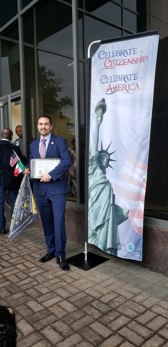 Con orgullo azul y oro, les comparto.  Hoy me naturalicé ciudadano de los EEUU.   Si cumples con los requisitos, hazlo, porque tú y tu familia estarán más protegidos y no pierdes ningún derecho.El examen fue muy fácil y ganas los derechos de trabajar a cualquier nivel y de votar.