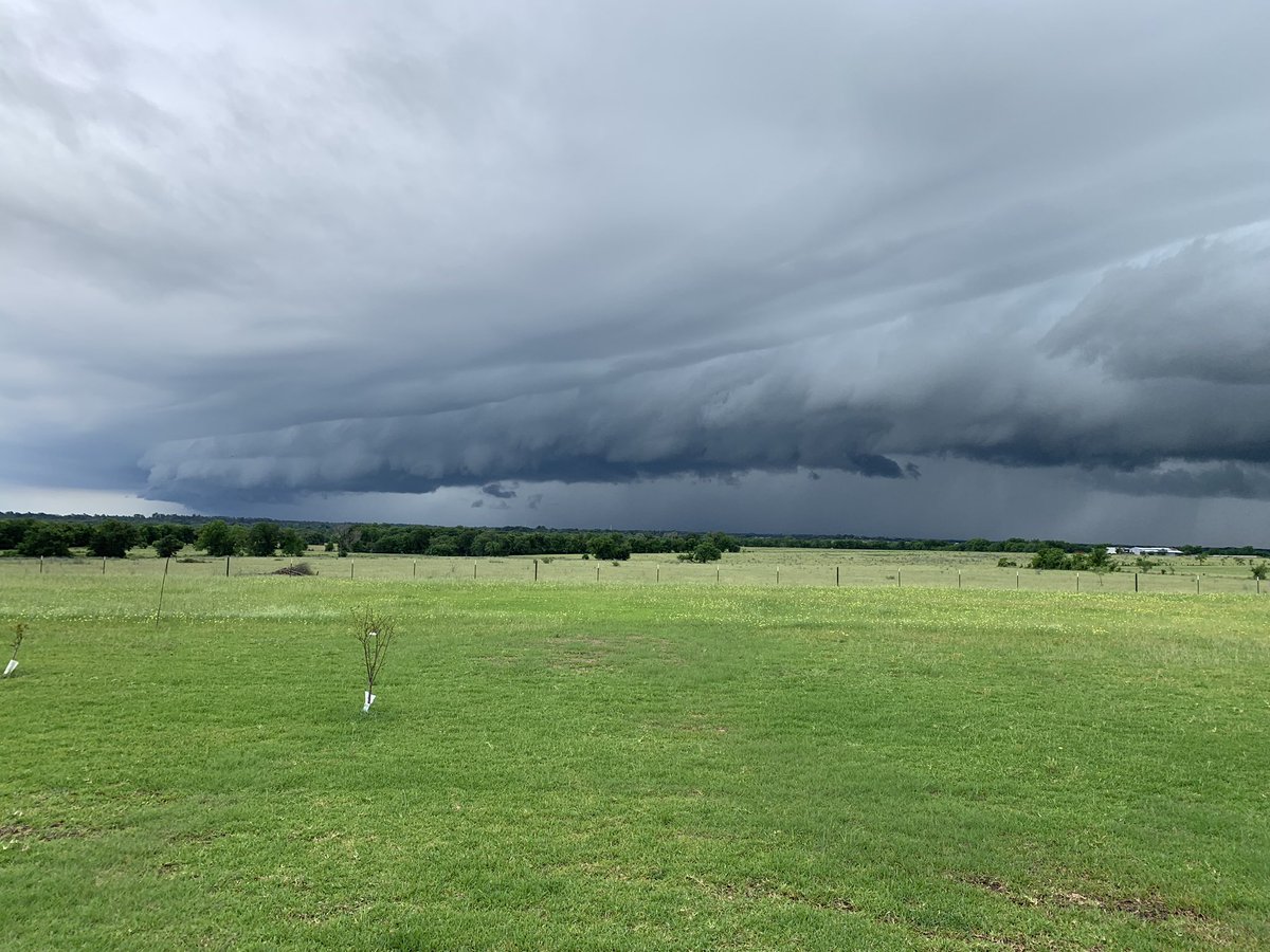 vanilla_coffey's tweet photo. Navasota, TX looking south 
@TxStormChasers https://t.co/SpD8YZ7Stu