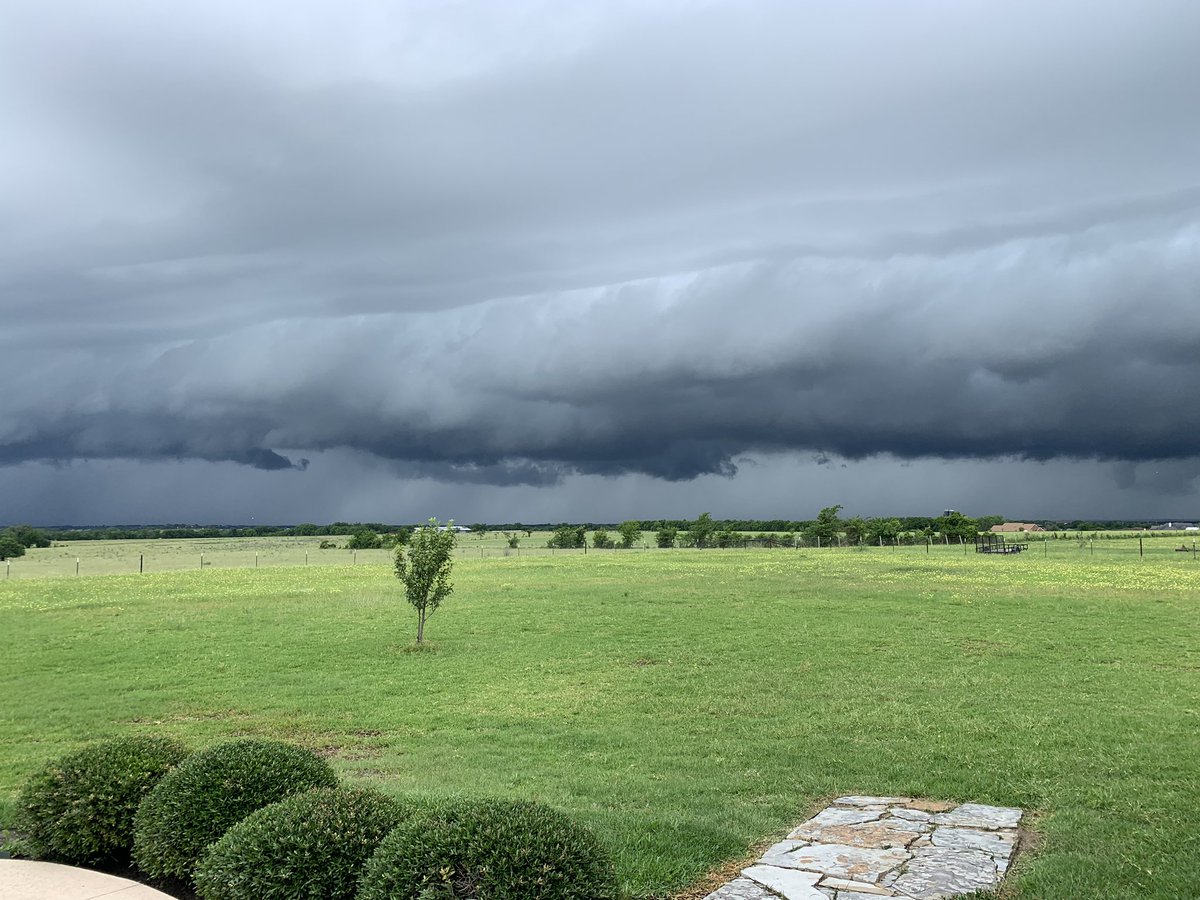 vanilla_coffey's tweet photo. Navasota, TX looking south 
@TxStormChasers https://t.co/SpD8YZ7Stu