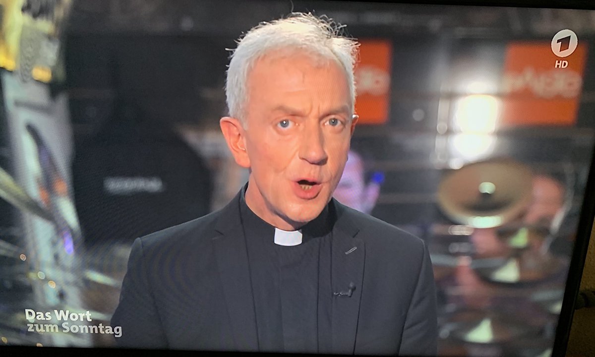 SoerenLorensen's tweet photo. Was hat H.P. Baxxter machen lassen? #ESC2023 #Eurovision https://t.co/aqVockEBlQ