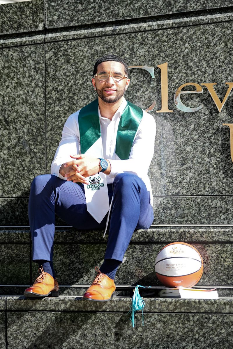 Deshon_Parker's tweet photo. 5 years and 3 Universities later✌🏽🎓 https://t.co/SZVA0aIt9m