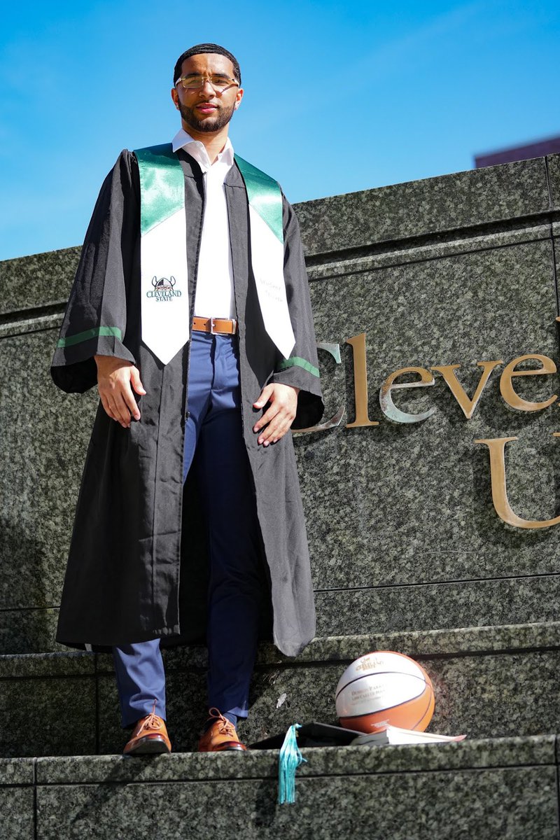 Deshon_Parker's tweet photo. 5 years and 3 Universities later✌🏽🎓 https://t.co/SZVA0aIt9m