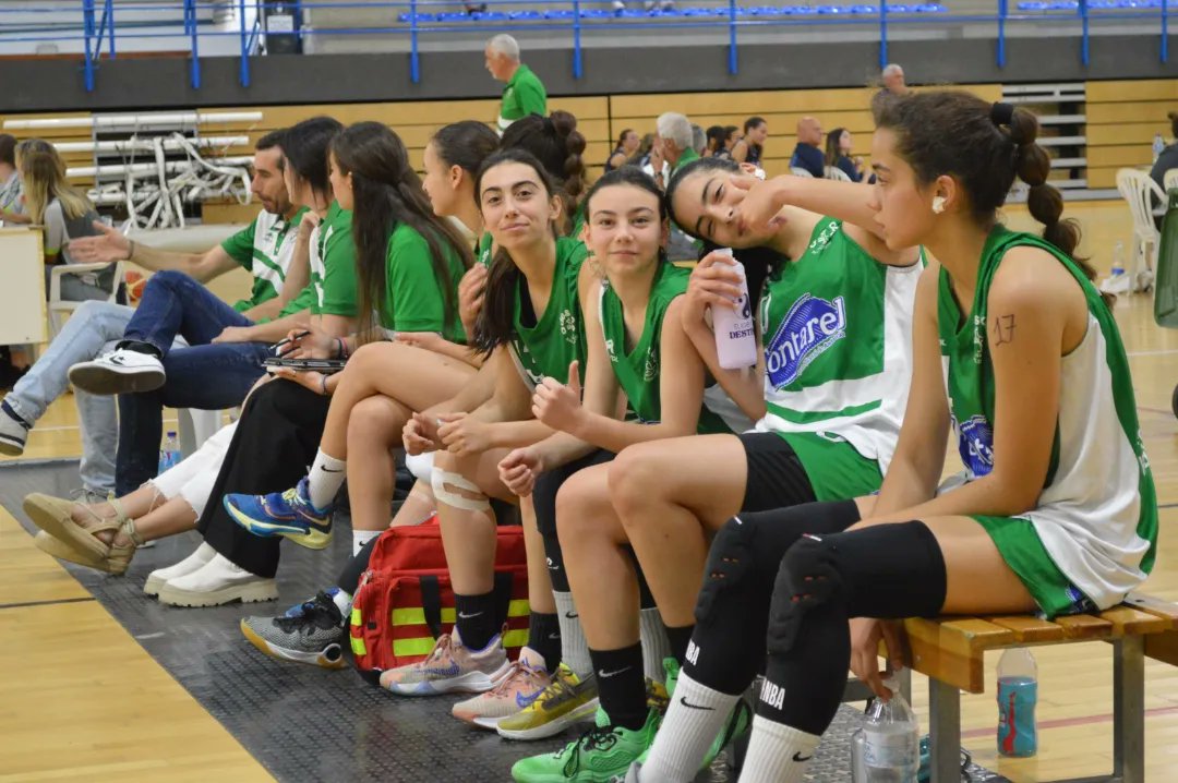 adesa80balonces's tweet photo. Las chicas del CADETE FEMENINO B ganan con claridad su semifinal y mañana disputará la FINAL frente a @cbgades 
👏👏👏💪💪💚🤍
@aguasfontarel @fundunicaja #sentimientoverdiblanco https://t.co/I61zyeCYNN