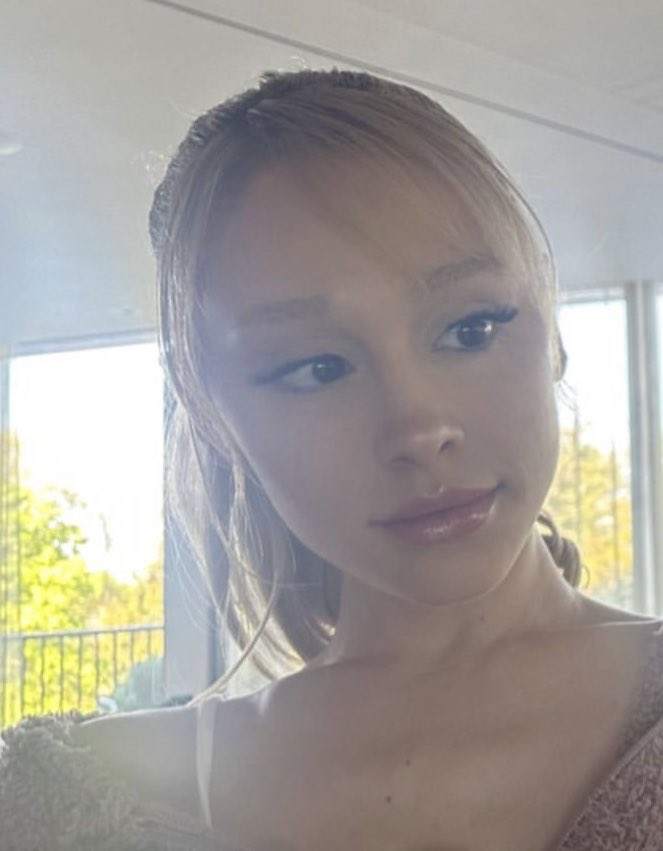 Ariana grande is so beautiful y’all im crying 😭😭