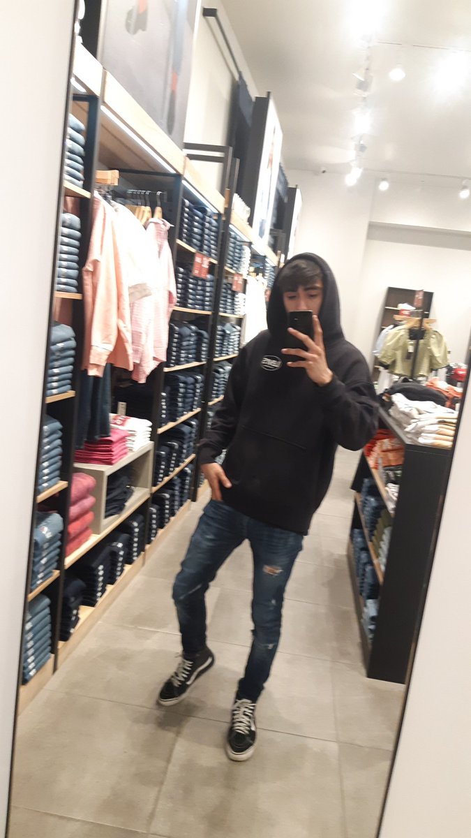 axeelhernandez_'s tweet photo. #Levi's https://t.co/eo6bAWR811