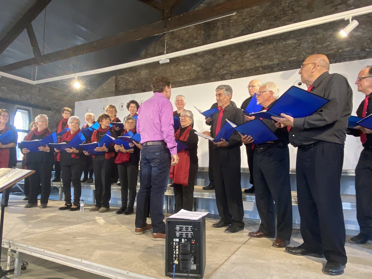 NuriaVentura's tweet photo. Fantàstic concert pel 75è aniversari de l'Orfeó Ulldeconenc, amb l'actuació també del Cor Resonart Vocal Ensemble (Barcelona) i el Cor Amadeo Vives (Torrelles de Llobregat). @AjuntUlldecona @orf_ulldeconenc @TUlldecona https://t.co/m2VO18Onjy