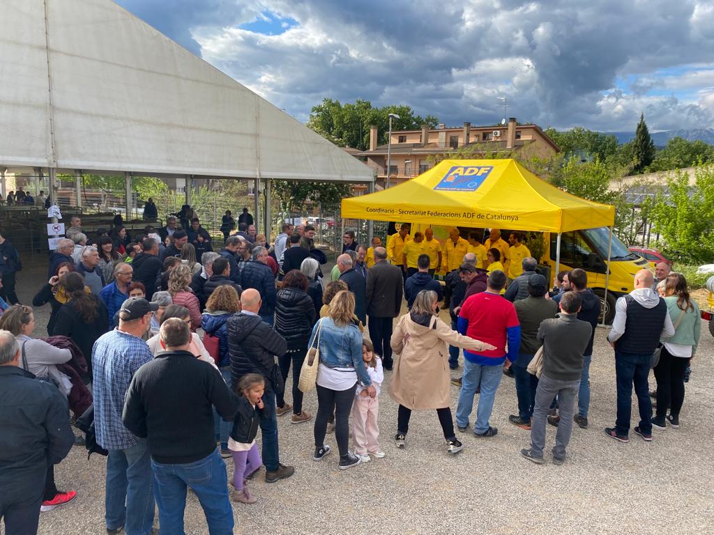 sfadfcat's tweet photo. 1/2 Durant el cap de setmana, el nostre vehicle logístic i divulgatiu acompanya les #adfcat del Solsonès durant la 🐄70a Fira de Sant Isidre de Solsona🐑. 

#somterritori #Imprescindibles https://t.co/Y8NL26hvQE