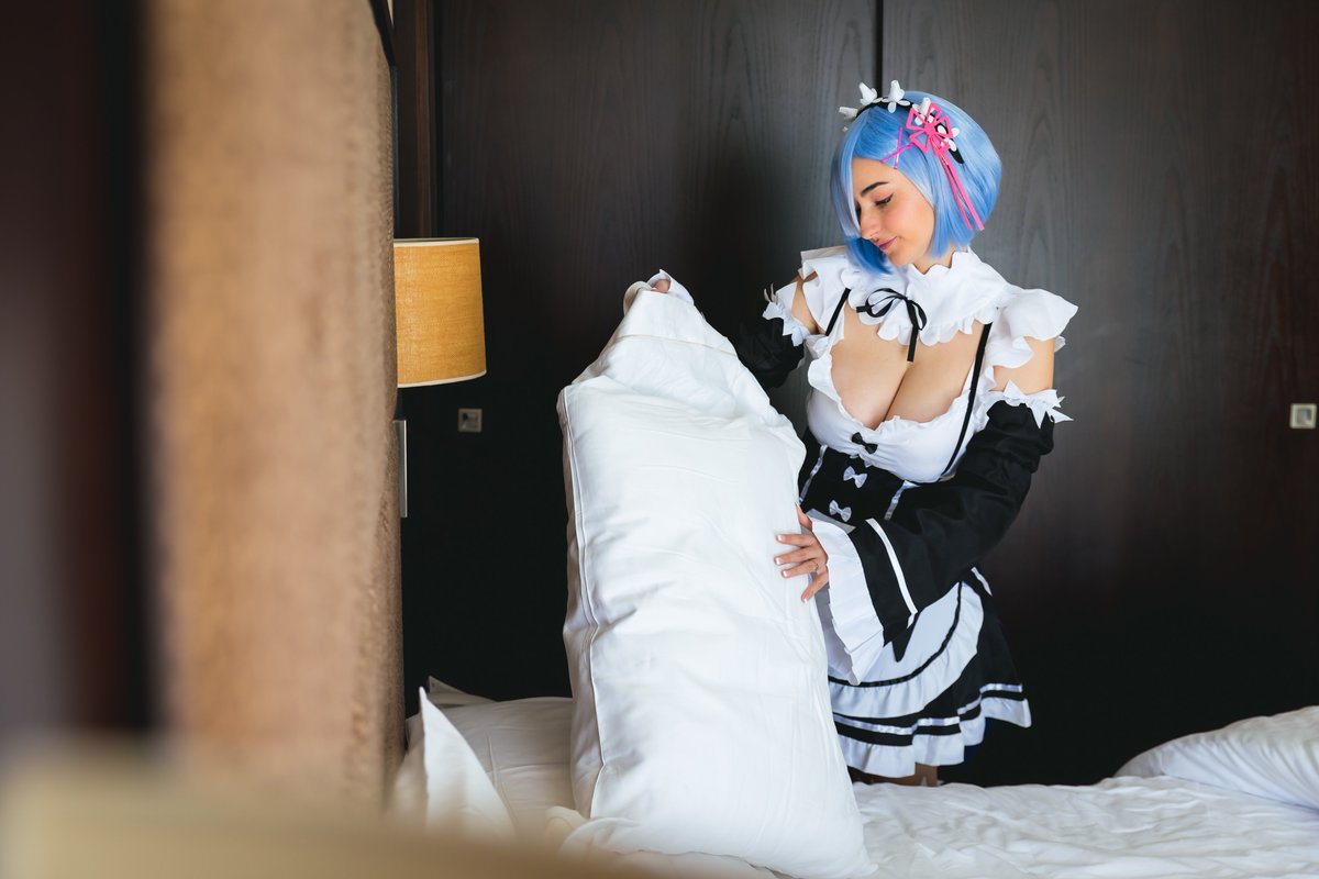 stherolive's tweet photo. Si das ❤️ VENDRÉ a HACERTE la CAMA 👉🏻👈🏻 UwU
#cosplayRem Disponible versión 🔥 en 0F 📸📹 https://t.co/ZJx1FJDsXP