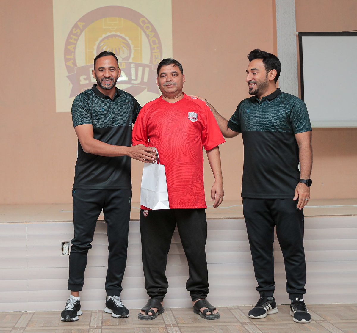 خالص الشكر لرئيس مجلس ادارة نادي الشروق الاستاذ فهد الصقر @alshurooqclub والرئيس التنفيذي الأستاذ سامي المسفر ، وشكر خاص لسكرتير النادي الرائع جاسم البحر ، والمساعد الأخ انصاري لتسخيرهم كافة الامكانيات لنجاح ورشة عمل حراس المرمى ..