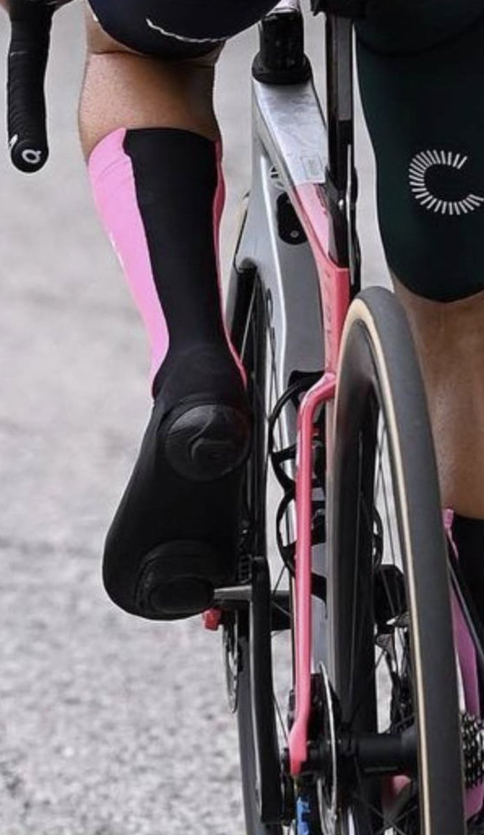 miclotti's tweet photo. Ha ragione Moreno, copriscarpe per Ben Healy 😄

#EurosportCiclismo @MorenoMoser @Ricvanmagren @gregcapitano10  #giroditalia #giro https://t.co/A2NCJFjWe3