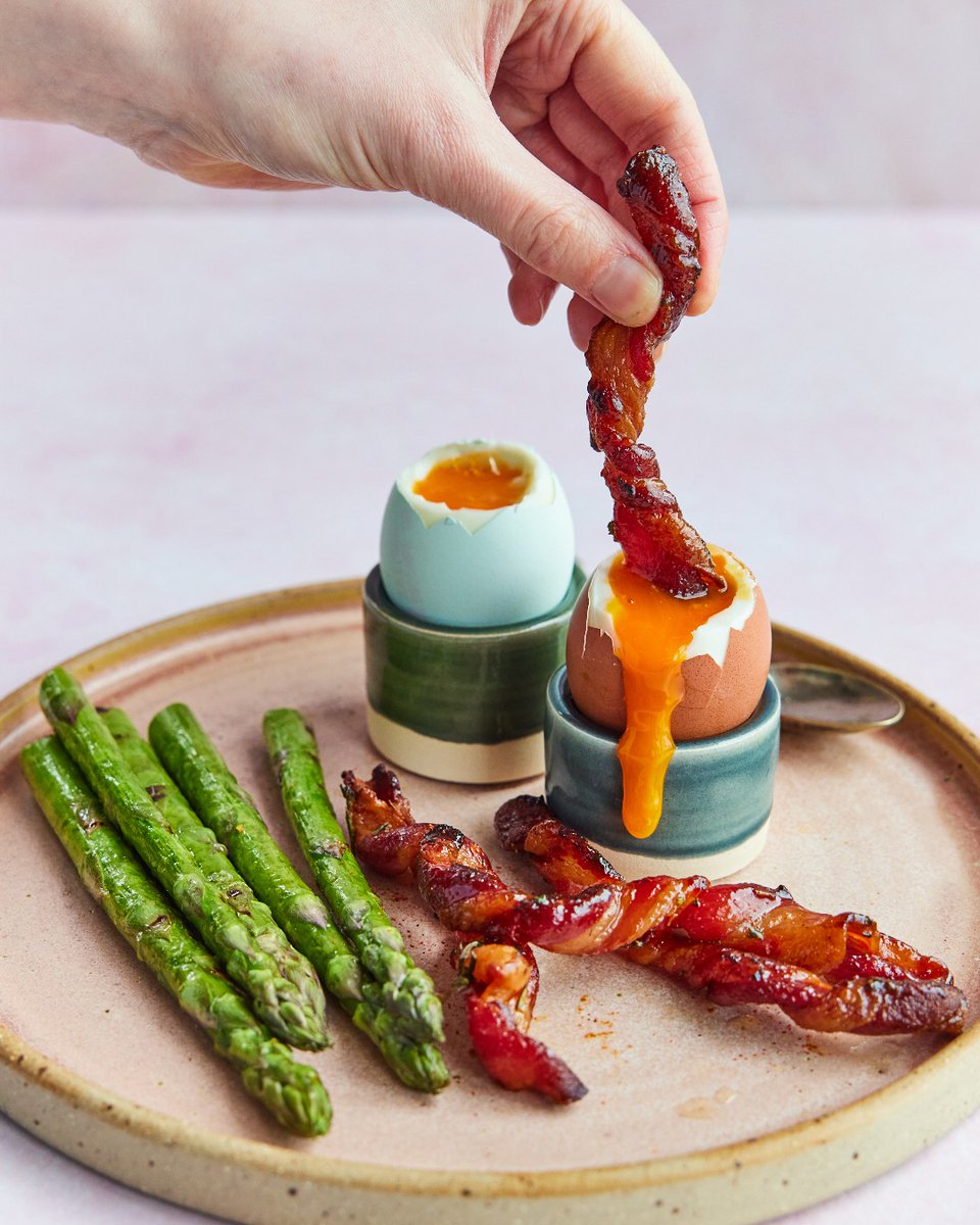 Why have toast with your dippy @clarence_court eggs when you can have fresh British asparagus and bacon twists?? Credit to our friends @clarence_court and @davidloftus for the gorgeous shot.
