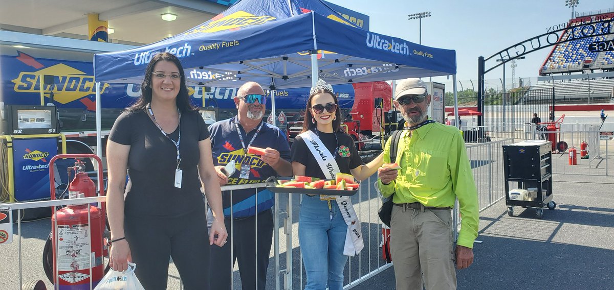 InfieldJen's tweet photo. Can't pass up a cool slice of watermelon when your at a steamy @TooToughToTame especially when you get it from the #WatermelonQueen! Thanks @chadchastain36 π
#FloridaWatermelonAssociation https://t.co/s9tWuTyabZ
