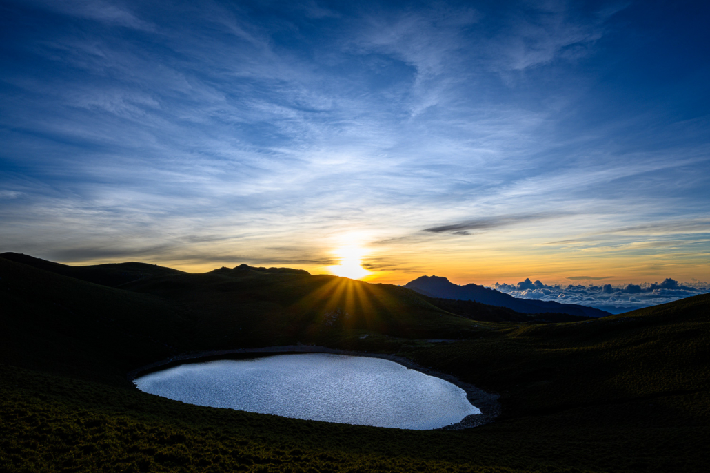 RadioTaiwan_Eng's tweet photo. The mountainous landscape of #JiamingLake at sunrise. #Jiaming was formed by glacial movement during the last Ice Age and is #Taiwan’s second highest lake (3520 m). It is located near #Chishang in #Taitung county. #WhereinTaiwan Photo: @TWadventures https://t.co/5hMOi9yHOy