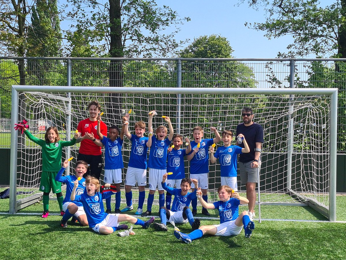 CindyPiket's tweet photo. @WVHEDW JO11-2 voorjaarskampioen!!! Veel geleerd dit seizoen en dat kwam vandaag allemaal samen 💪#voetbalmoeder #wvhedw https://t.co/JQ72PMxfjX