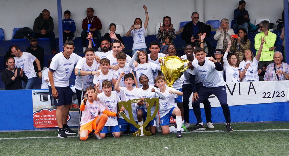 ecgranollers's tweet photo. 𝙎𝙤𝙢 𝙙𝙚 𝙋𝙧𝙚𝙛𝙚𝙧𝙚𝙣𝙩🤍🥳
L'𝘈𝘭𝘦𝘷𝘪́ 𝘈 s'ha proclamat campió de lliga i tornarem a competir a la màxima categoria aleví 4 anys després🏆🔜
#SomECG #OrgullDeBase #FutbolBaseECG https://t.co/ScbFuJifMn