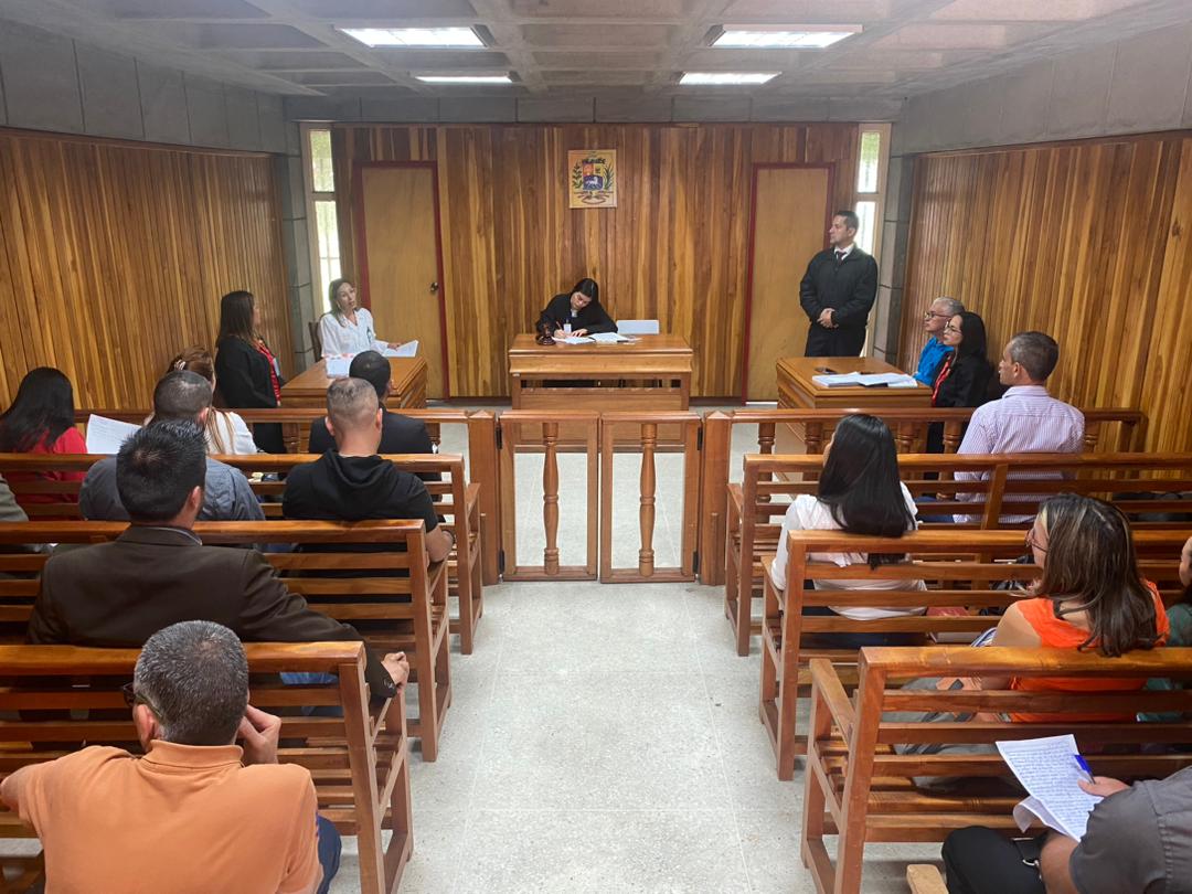 rivasleone's tweet photo. Concluyendo con una actividad teórico práctica el Seminario Sujetos Procesales, a cargo del Prof @edgarmir Maestría en Derecho Procesal Penal Facultad de Ciencias Jurídicas y Políticas ULA. Felicitaciones al Prof Mir y maestrantes cohorte XI. Facijup activa. https://t.co/iY5rcxRwk6