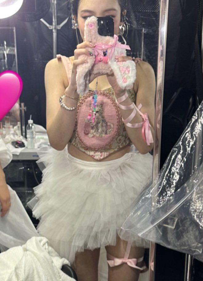 Como não era permitido câmeras no estádio, tive que quase chorar de joelhos no chão para eles permitirem que eu tire foto do outfit de " POP ". Estava tão lindo. ㅜㅜㅜㅜㅜ