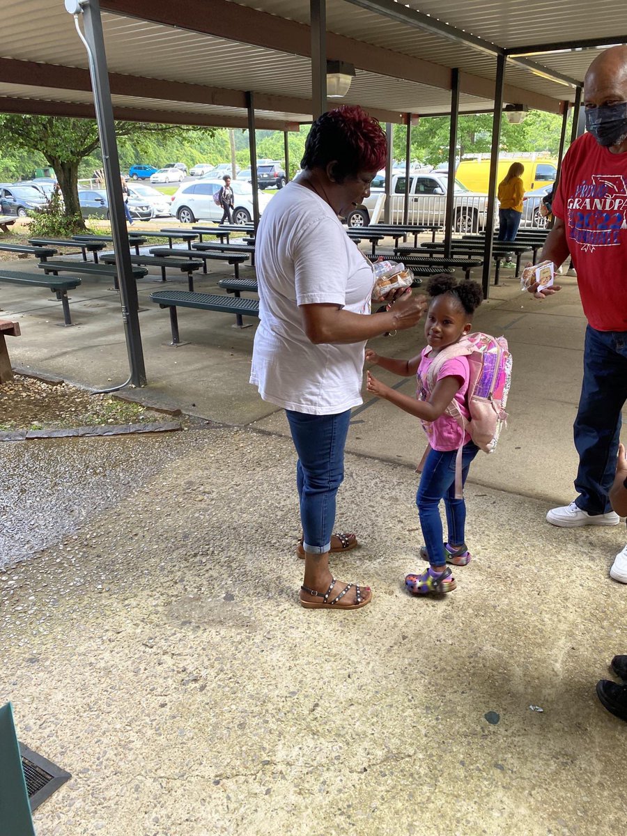 pleasantgrovees's tweet photo. Our PreK moms enjoyed “Muffins for Moms,” presented by our PreK Team! Thanks, Councilman Lassiter, for welcoming our moms today. #PGSTRONG https://t.co/AJxKTvhCEH