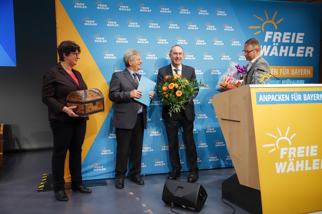 fw_bayern's tweet photo. #TausendDank an Edgar Klüpfel für 33 Jahre fleißige Arbeit als #Landesschatzmeister. 🤩🧡 Sie hatten unsere Finanzen stets im Blick! 💪 45 Jahre ehrenamtliche Tätigkeit, Gründer Ortsverband Steinfeld (Main-Spessart), 36 Jahre FW-Gemeinderat. Echte #Anpacker-Bilanz #DANKE 👏🧡 https://t.co/WsvUZM7t3g