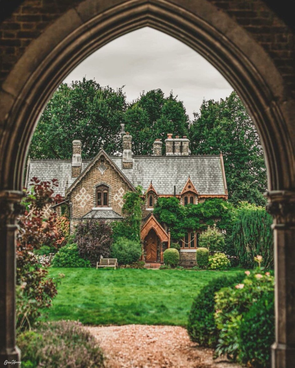 ukuk9008's tweet photo. Mystic Manor, 20 minutes from London, really couldn't be better. https://t.co/qJkyNQO0mt