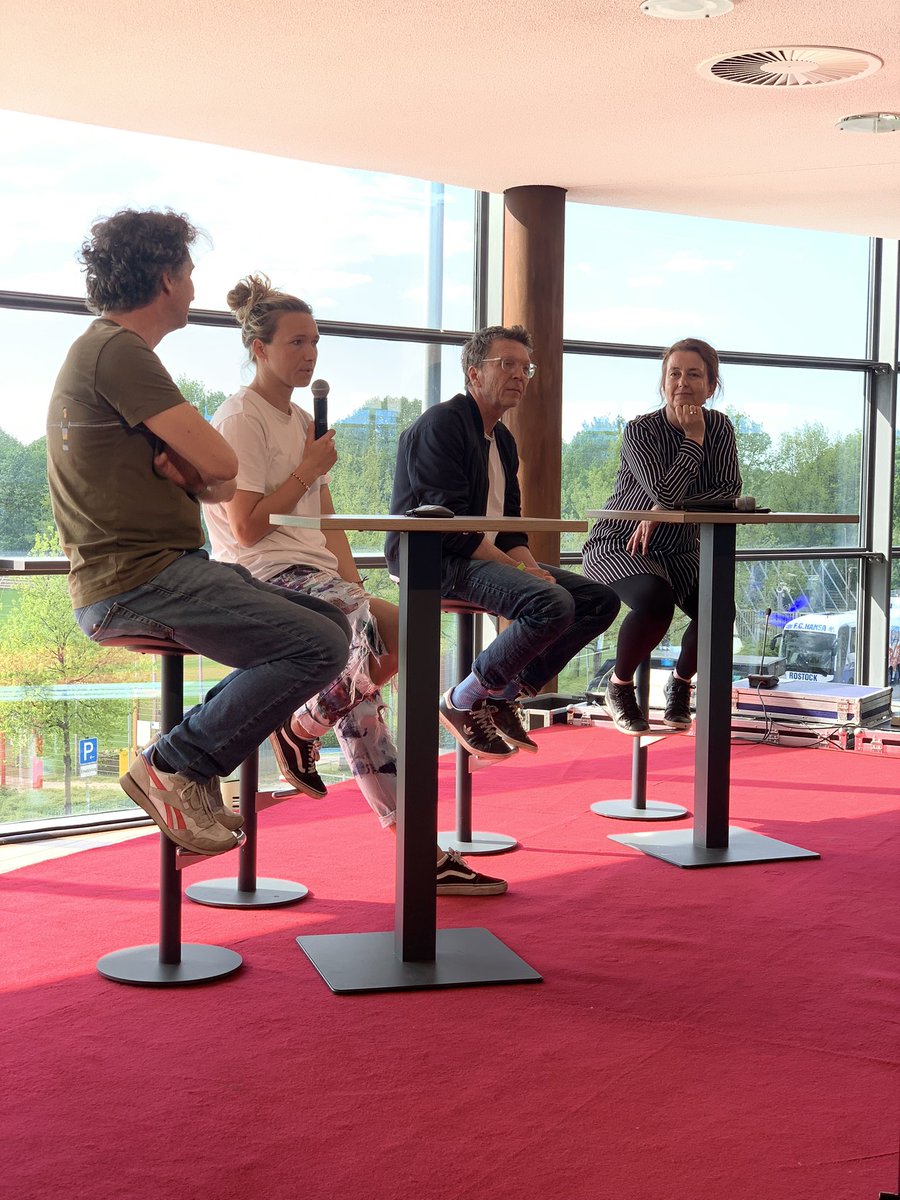Jetzt geht’s auf in den Talk mit Josephine #Henning, Alexander #Osang und Dagrun #Hintze!

Kunst und Fußball, Kunst ist Fußball, Fußball ist Kunst.

#Literatooor #Ostseestadion