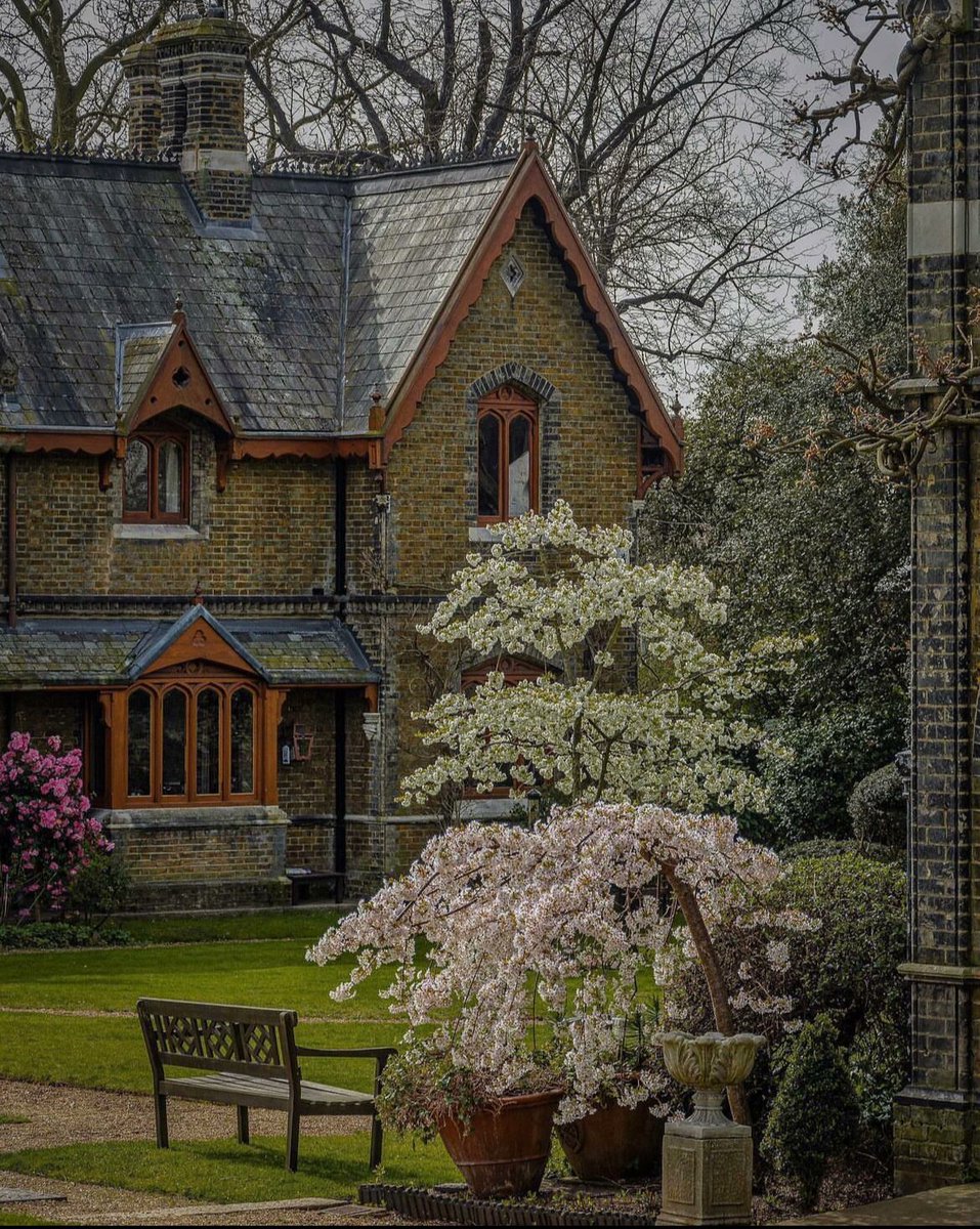 Mystic Manor, 20 minutes from London, really couldn't be better.