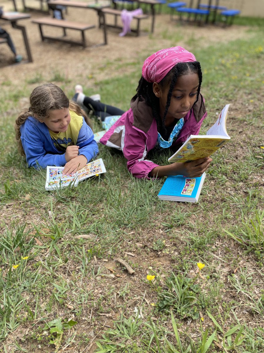 Ms_McCleaf's tweet photo. Sometimes you just need to go outside and enjoy the weather with a good book 💛💛 https://t.co/4zB4rkUeGt