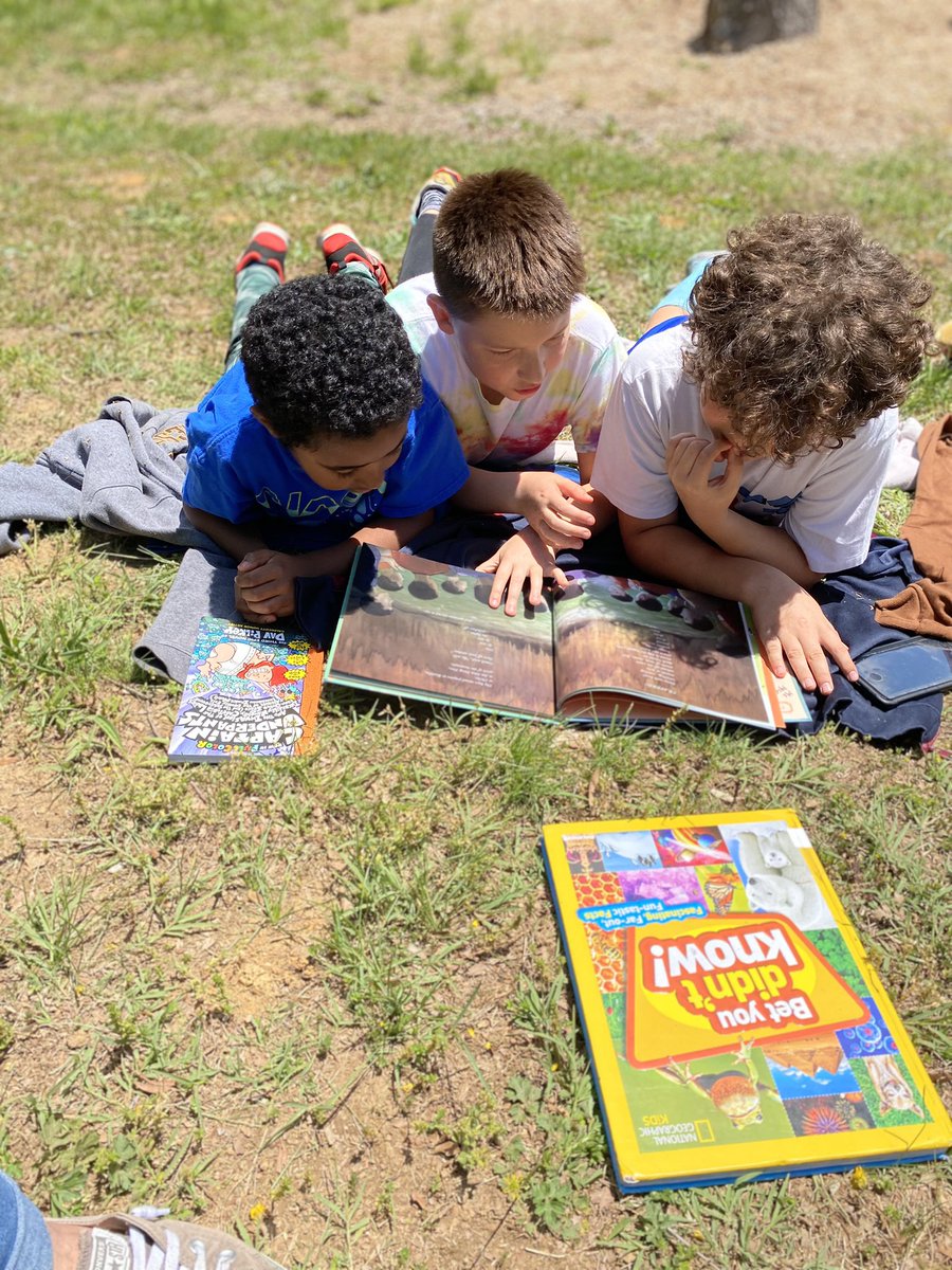 Ms_McCleaf's tweet photo. Sometimes you just need to go outside and enjoy the weather with a good book 💛💛 https://t.co/4zB4rkUeGt