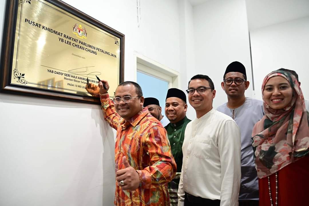 cheanchung's tweet image. Perasmian Pusat Khidmat Rakyat Parlimen #PetalingJaya pada hari ini telah dirasmikan oleh YAB  @AmirudinShari, MB Selangor.  

Majlis turut diserikan dengan kehadiran ADUN Seri Setia @halimey, ADUN Taman Medan Syamsul Firdaus, ADUN Bukit Gasing @rajiv4malaysia,