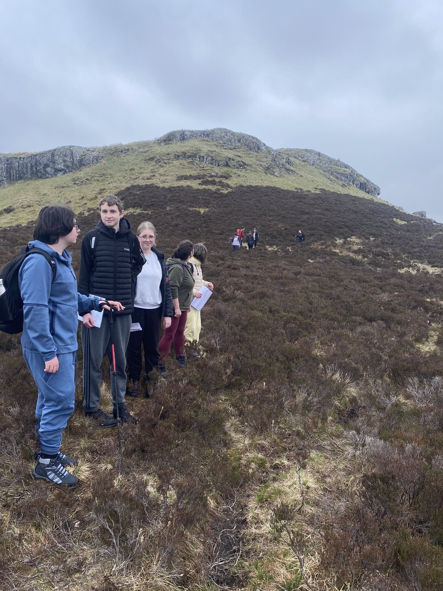 Chòrd e rinn GU MÒR a bhith a-muigh a’ bualadh an fhraoich, a’ straibhèigearachd air a’ mhonadh agus a’ sreap nan creagan timcheall sgìre Chill Mheàrnaig an t-seachdain-sa chaidh. 

A great week was had with Kilmarnock Academy pupils the week before last 🥾🌦️🧗‍♀️