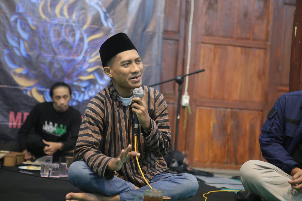 JuguranSyafaat's tweet photo. Hadir Mas Hedi dari Purbalingga dengan cerita-cerita sederhana disekitar lingkungannya yang bisa menjadi contoh. #JSMei https://t.co/yHwc9Xtn90
