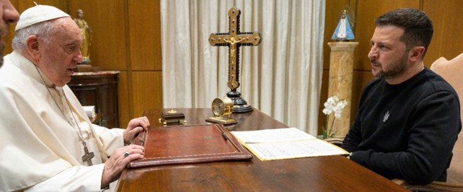 antoniospadaro's tweet photo. A tu per tu alla ricerca della #pace. Sul tavolo il crocifisso. Sullo sfondo la Madonna di Lujan. #PapaFrancesco e @ZelenskyyUa https://t.co/2voDZSMl9c
