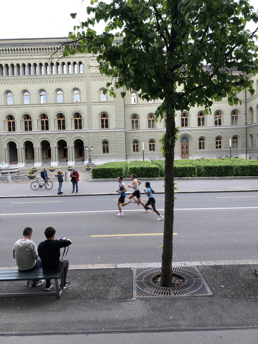 georghumbel's tweet photo. Es hört nicht auf, mit action vor dem bürofenster! Ein harter arbeitssamstag…. #gpbern https://t.co/U1RM4b4lgw