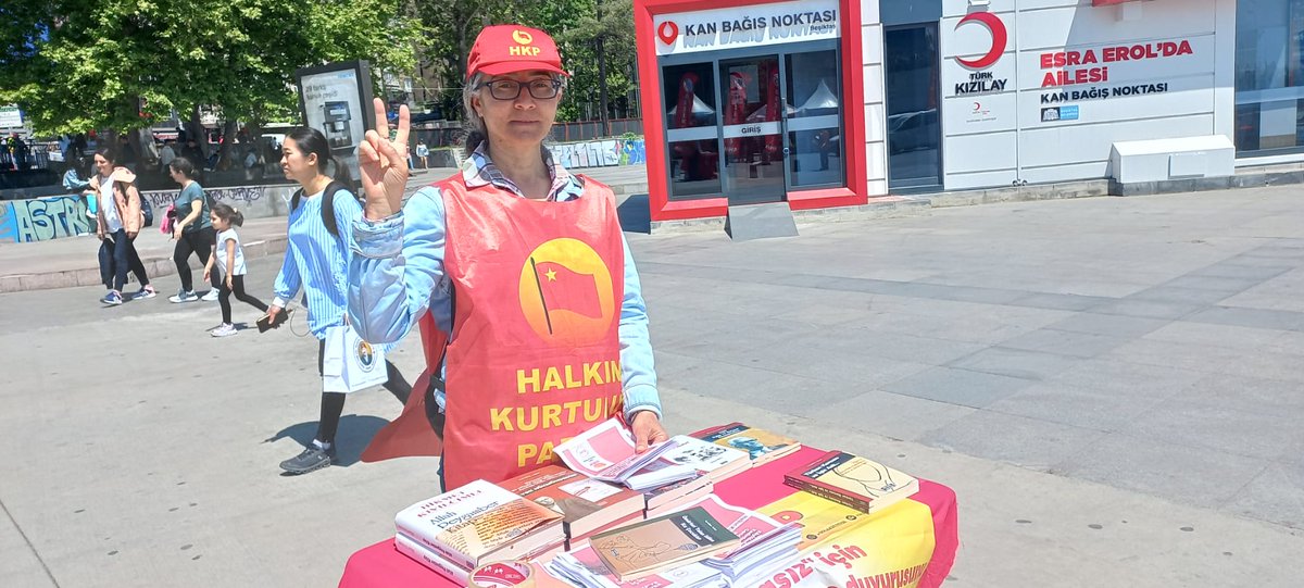 gulaybudakyurek's tweet photo. Bugün son gün. Yarın sandık başına gittiğimizde; Hür, Güçlü, Mutlu Tam Bağımsız Demokratik Laik Türkiye için Kadınları Özgür ve Eşit, Çocukları Güvende ve Mutlu Bir Türkiye İçin Oylar HKP'ye!
Farklı Olan Yalnız Biziz!
#FarklıOlanYalnızBiziz
#HKPyeOyVer https://t.co/Jk4aPy8t2Y