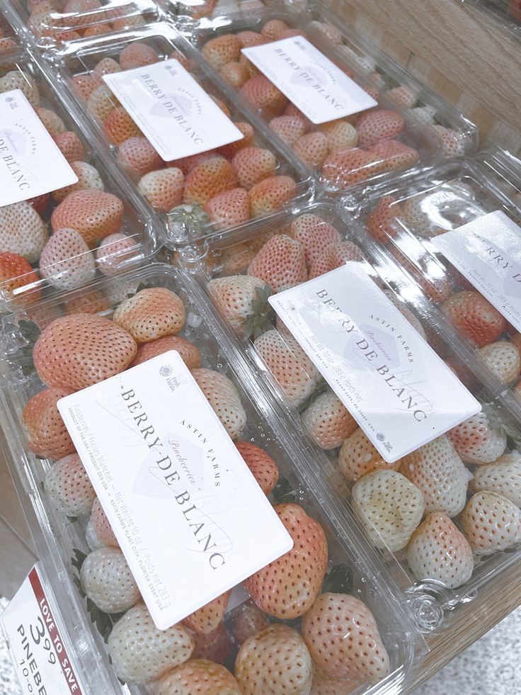 mukha ng baby na nakakuha ng hinahanap na white strawberries. cute mo po, love @niki_docx 💙