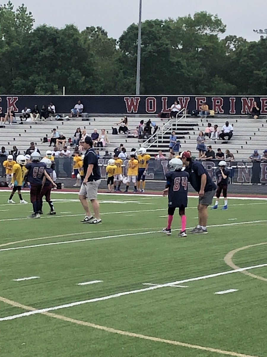coachozprice's tweet photo. Great morning watching @WoodstockFtball Jr. Wolverine Jamboree. Love the fact that former Wolverine BlueShirts are coaching and giving back to the program. #6thDefensiveStaff @jaraefoster5 @b_stefan33 Andrew Bartolero
#family https://t.co/v5bnUl6T0A