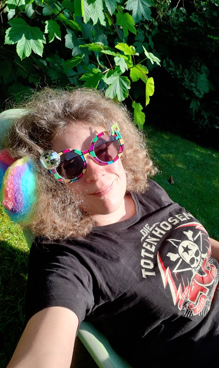 JuliaK_W's tweet photo. Chillen, bevor der #ESC losgeht.
#Gartentweet https://t.co/dcojvSjYhs