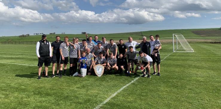 Massive thanks to <a href="/LintonHotspurs/">Linton Hotspur FC</a> for they’re sportsmanship today starting with a guard of honour and then award us the league shield.

Different class guys, we really appreciate it 🤝

LEITH ATHLETIC 
CHAMPIONS
⚫️⚪️
🏆🏆

PERSEVERED